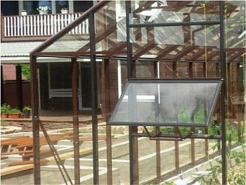 Вспомогательная форточка в боковой части теплицы